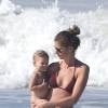 Exclusif - Gisele Bundchen et Tom Brady et leurs enfants en vacances au Costa Rica le 15 mars 2014. Tom donne sa première leçon de surf à son fils Benjamin. Exclusive - No Web No Blog - For Germany call for price - Please hide children's face prior to the publication - Gisele Bundchen holding Vivian watches Tom Brady giving their son Benjamin his very first surfing lesson while vacationing in Costa Rica on March 15th 2014. Gisele cheered as Benjamin caught his first wave while Vivian seemed to be giving the "hang loose" sign.15/03/2014 -
