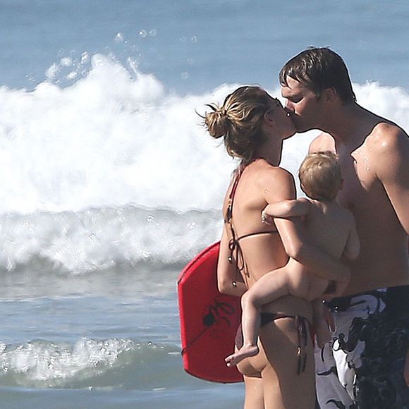 Exclusif - Gisele Bündchen avec son mari Tom Brady et leurs enfants Vivian et Benjamin en vacances sur une plage du Costa Rica le 15 mars 2014.