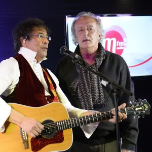 Exclusif - Laurent Voulzy et Didier Barbelivien - Concert privé MFM Radio de Alain Souchon et Laurent Voulzy sur un bateau-mouche à Paris le 10 novembre 2015. ©Guirec Coadic/Bestimage