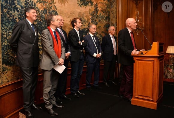 Didier le Calvez (PDG du Bristol), Roger-Pol Droit, Christophe Barbier, Philippe-Joseph Salazar (lauréat France 2015), Jacques Attali, Alexandre Lacroix, Caroline Fourest et François de Closets - Remise du 2ème prix Bristol des Lumières au Bristol à Paris, le 12 novembre 2015. ©Veeren/Bestimage