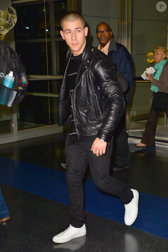 Nick Jonas arrive à l'aéroport JFK à New York. Le 5 octobre 2015