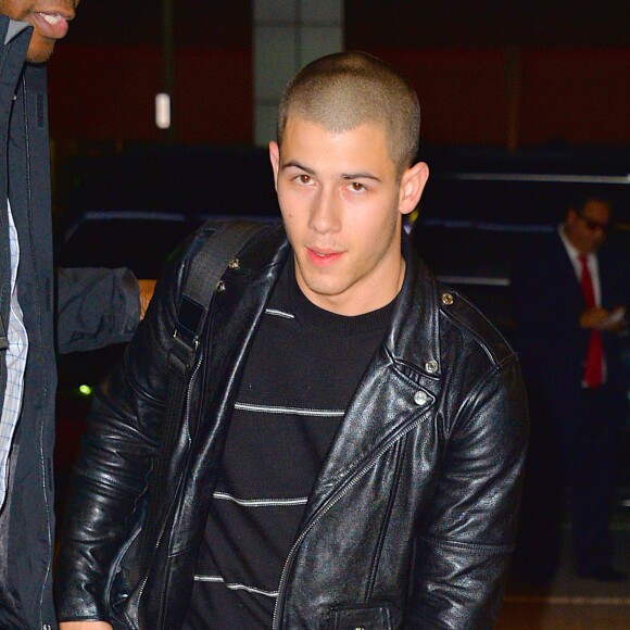 Nick Jonas arrive à l'aéroport JFK à New York. Le 5 octobre 2015