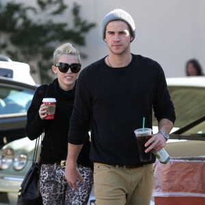 Exclusif - Miley Cyrus et son petit ami Liam Hemsworth ont achete des boissons au Starbucks a Los Angeles Le 22 decembre 2012