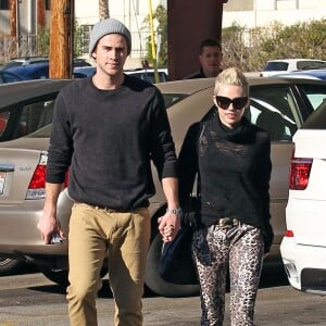 Exclusif - Miley Cyrus et son petit ami Liam Hemsworth ont achete des boissons au Starbucks a Los Angeles Le 22 decembre 2012