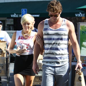 Miley Cyrus et son fiance Liam Hemsworth dans les rues de Studio City, le 11 septembre 2012