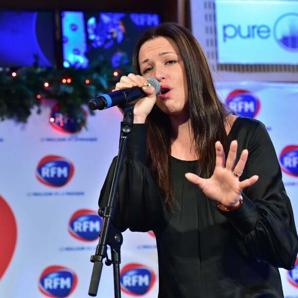 Natasha St-Pier lors de l'émission de radio : "La matinale Spéciale Noël sur RFM" dans les studios de RFM à Paris, le 19 décembre 2014.