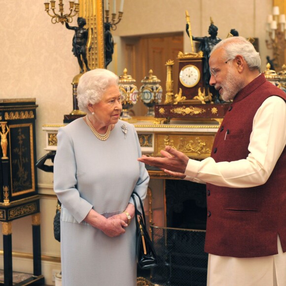 La reine Elisabeth II d'Angleterre reçoit le premier ministre indien Narendra Modi au palais de Buckingham le 13 novembre 2015.