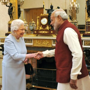 La reine Elisabeth II d'Angleterre reçoit le premier ministre indien Narendra Modi au palais de Buckingham le 13 novembre 2015.