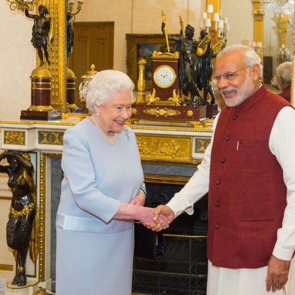 La reine Elisabeth II d'Angleterre reçoit le premier ministre indien Narendra Modi au palais de Buckingham le 13 novembre 2015.