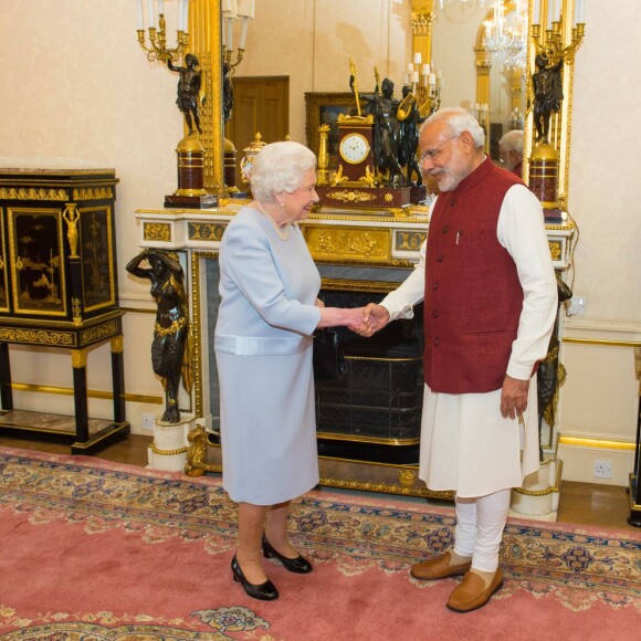 La reine Elisabeth II d'Angleterre reçoit le premier ministre indien Narendra Modi au palais de Buckingham le 13 novembre 2015.