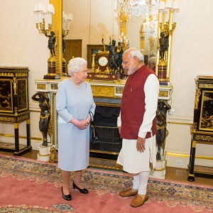 La reine Elisabeth II d'Angleterre reçoit le premier ministre indien Narendra Modi au palais de Buckingham le 13 novembre 2015.