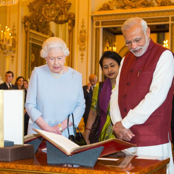 La reine Elisabeth II d'Angleterre reçoit le premier ministre indien Narendra Modi au palais de Buckingham le 13 novembre 2015.