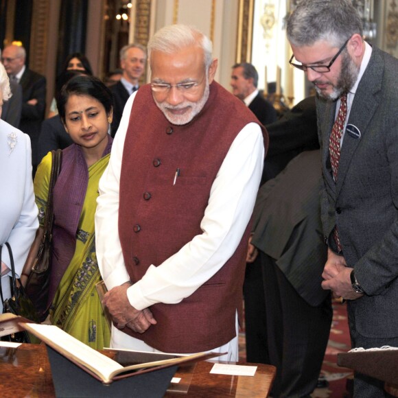 La reine Elisabeth II d'Angleterre reçoit le premier ministre indien Narendra Modi au palais de Buckingham le 13 novembre 2015.