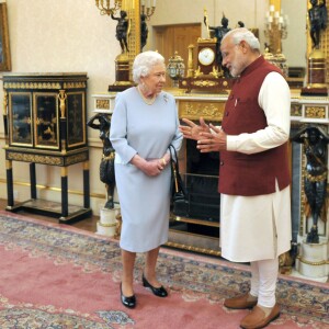 La reine Elisabeth II d'Angleterre reçoit le premier ministre indien Narendra Modi au palais de Buckingham le 13 novembre 2015.