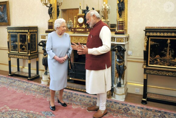 La reine Elisabeth II d'Angleterre reçoit le premier ministre indien Narendra Modi au palais de Buckingham le 13 novembre 2015.