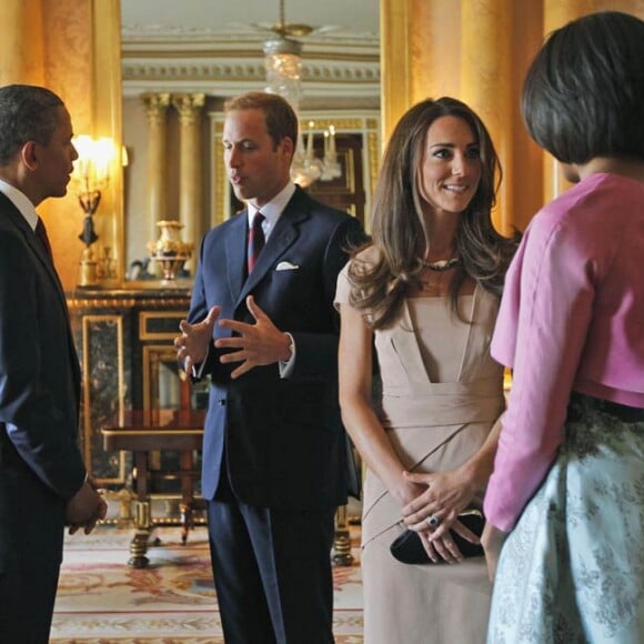 Le 24 mai 2011, à l'occasion de la visite officielle de Barack et Michelle Obama à Londres, le prince William et sa femme Catherine, duchesse de Cambridge, effectuaient leur première apparition officielle depuis le mariage du 29 avril et leur retour de lune de miel.
Catherine, extrêmement élégante, est apparue toujours aussi mince...