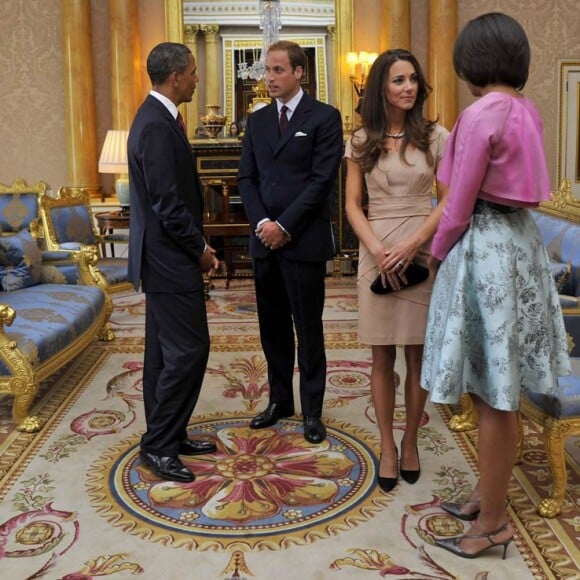 Le 24 mai 2011, à l'occasion de la visite officielle de Barack et Michelle Obama à Londres, le prince William et sa femme Catherine, duchesse de Cambridge, effectuaient leur première apparition officielle depuis le mariage du 29 avril et leur retour de lune de miel.
Catherine, extrêmement élégante, est apparue toujours aussi mince...