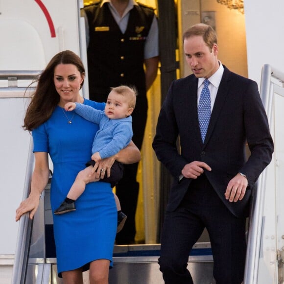 Le prince William, Kate Middleton et leur fils, le prince George à leur arrivée à Canberra, le 20 avril 2014.