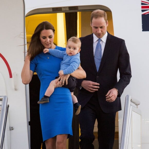 Le prince William, Kate Middleton et leur fils, le prince George à leur arrivée à Canberra, le 20 avril 2014.