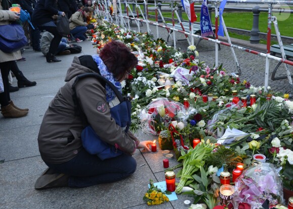 Hommage des Parisiens devant le Bataclan. Des mots et des fleurs sont déposés à la mémoires des victimes. Le 14 novembre 2015.