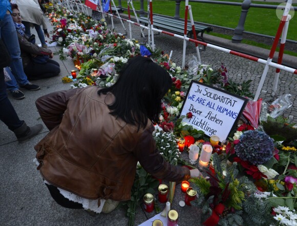 Hommage des Parisiens devant le Bataclan. Des mots et des fleurs sont déposés à la mémoires des victimes. Le 14 novembre 2015.