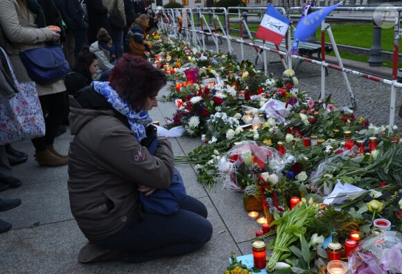 Hommage des Parisiens devant le Bataclan. Des mots et des fleurs sont déposés à la mémoires des victimes. Le 14 novembre 2015.