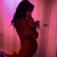 Jade Foret pose nue et enceinte sur fond rose, le vendredi 9 octobre 2015. Enceinte d'une petite fille ?