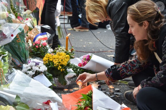 Hommage des Parisiens devant le Bataclan. Des mots et des fleurs sont déposés à la mémoires des victimes. Le 14 novembre 2015.