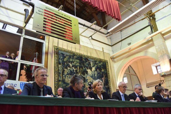 Claire Chazal et Christophe Lambert ont fait monté les enchères à la 155e vente des vins des Hospices de Beaune, le 15 novembre 2015, à Beaune © Giancarlo Gorassini