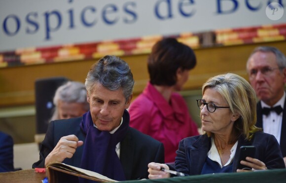 Claire Chazal et Alain Suguenot, maire de Beaune, lors de la 155e vente des vins des Hospices de Beaune, le 15 novembre 2015, à Beaune © Giancarlo Gorassini