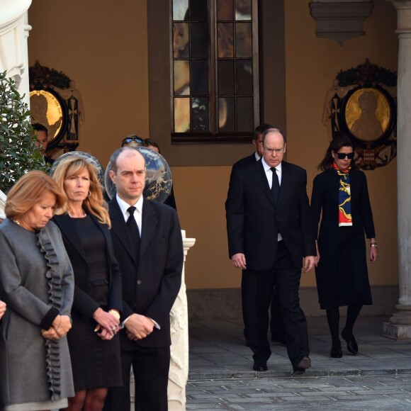 La princesse Charlene de Monaco et le prince Albert II de Monaco, accompagnés par la princesse Caroline et la princesse Alexandra de Hanovre, ont respecté une minute de silence dans la cour d'honneur du palais princier le 16 novembre 2015 à midi, à la mémoire des victimes des attentats perpétrés à Paris le 13 novembre. © Bruno Bebert / Bestimage