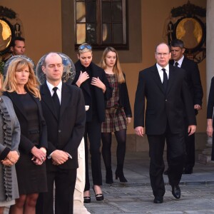 La princesse Charlene de Monaco et le prince Albert II de Monaco, accompagnés par la princesse Caroline et la princesse Alexandra de Hanovre, ont respecté une minute de silence dans la cour d'honneur du palais princier le 16 novembre 2015 à midi, à la mémoire des victimes des attentats perpétrés à Paris le 13 novembre. © Bruno Bebert / Bestimage