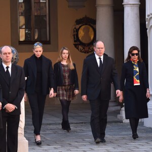 La princesse Charlene de Monaco et le prince Albert II de Monaco, accompagnés par la princesse Caroline et la princesse Alexandra de Hanovre, ont respecté une minute de silence dans la cour d'honneur du palais princier le 16 novembre 2015 à midi, à la mémoire des victimes des attentats perpétrés à Paris le 13 novembre. © Bruno Bebert / Bestimage