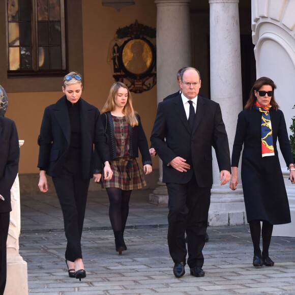 La princesse Charlene de Monaco et le prince Albert II de Monaco, accompagnés par la princesse Caroline et la princesse Alexandra de Hanovre, ont respecté une minute de silence dans la cour d'honneur du palais princier le 16 novembre 2015 à midi, à la mémoire des victimes des attentats perpétrés à Paris le 13 novembre. © Bruno Bebert / Bestimage