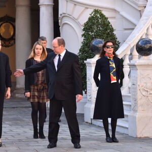 La princesse Charlene de Monaco et le prince Albert II de Monaco, accompagnés par la princesse Caroline et la princesse Alexandra de Hanovre, ont respecté une minute de silence dans la cour d'honneur du palais princier le 16 novembre 2015 à midi, à la mémoire des victimes des attentats perpétrés à Paris le 13 novembre. © Bruno Bebert / Bestimage