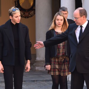 La princesse Charlene de Monaco et le prince Albert II de Monaco, accompagnés par la princesse Caroline et la princesse Alexandra de Hanovre, ont respecté une minute de silence dans la cour d'honneur du palais princier le 16 novembre 2015 à midi, à la mémoire des victimes des attentats perpétrés à Paris le 13 novembre. © Bruno Bebert / Bestimage