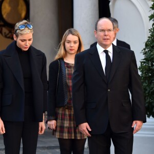 La princesse Charlene de Monaco et le prince Albert II de Monaco, accompagnés par la princesse Caroline et la princesse Alexandra de Hanovre, ont respecté une minute de silence dans la cour d'honneur du palais princier le 16 novembre 2015 à midi, à la mémoire des victimes des attentats perpétrés à Paris le 13 novembre. © Bruno Bebert / Bestimage