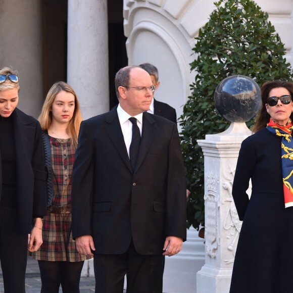 La princesse Charlene de Monaco et le prince Albert II de Monaco, accompagnés par la princesse Caroline et la princesse Alexandra de Hanovre, ont respecté une minute de silence dans la cour d'honneur du palais princier le 16 novembre 2015 à midi, à la mémoire des victimes des attentats perpétrés à Paris le 13 novembre. © Bruno Bebert / Bestimage