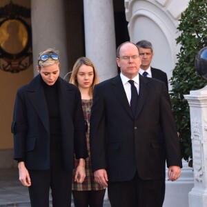 La princesse Charlene de Monaco et le prince Albert II de Monaco, accompagnés par la princesse Caroline et la princesse Alexandra de Hanovre, ont respecté une minute de silence dans la cour d'honneur du palais princier le 16 novembre 2015 à midi, à la mémoire des victimes des attentats perpétrés à Paris le 13 novembre. © Bruno Bebert / Bestimage