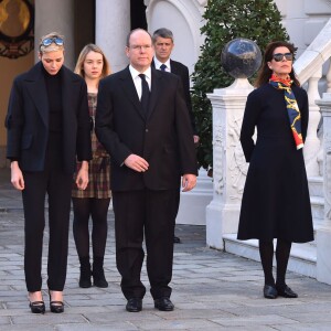 La princesse Charlene de Monaco et le prince Albert II de Monaco, accompagnés par la princesse Caroline et la princesse Alexandra de Hanovre, ont respecté une minute de silence dans la cour d'honneur du palais princier le 16 novembre 2015 à midi, à la mémoire des victimes des attentats perpétrés à Paris le 13 novembre. © Bruno Bebert / Bestimage