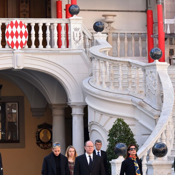 La princesse Charlene de Monaco et le prince Albert II de Monaco, accompagnés par la princesse Caroline et la princesse Alexandra de Hanovre, ont respecté une minute de silence dans la cour d'honneur du palais princier le 16 novembre 2015 à midi, à la mémoire des victimes des attentats perpétrés à Paris le 13 novembre. © Bruno Bebert / Bestimage