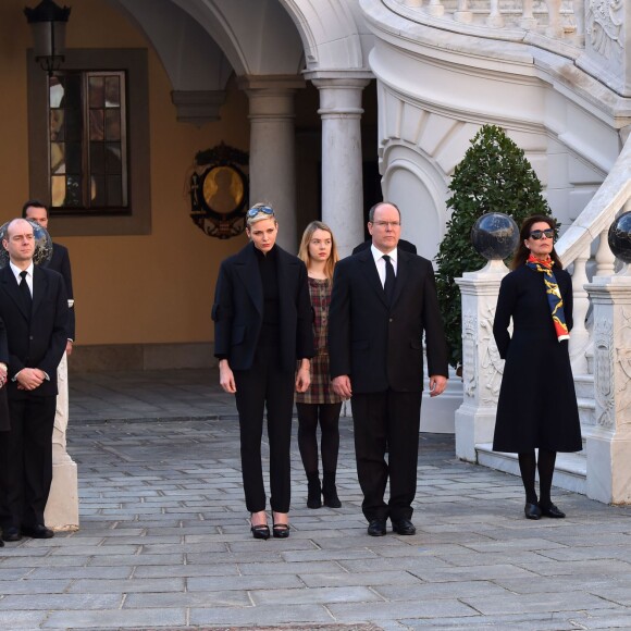 La princesse Charlene de Monaco et le prince Albert II de Monaco, accompagnés par la princesse Caroline et la princesse Alexandra de Hanovre, ont respecté une minute de silence dans la cour d'honneur du palais princier le 16 novembre 2015 à midi, à la mémoire des victimes des attentats perpétrés à Paris le 13 novembre. © Bruno Bebert / Bestimage