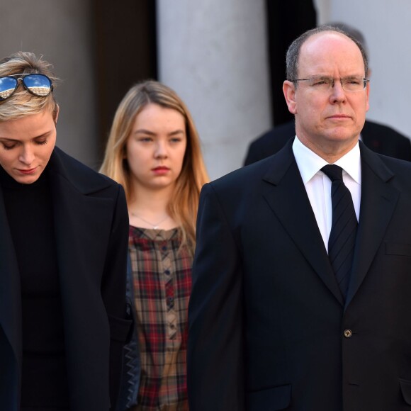 La princesse Charlene de Monaco et le prince Albert II de Monaco, accompagnés par la princesse Caroline et la princesse Alexandra de Hanovre, ont respecté une minute de silence dans la cour d'honneur du palais princier le 16 novembre 2015 à midi, à la mémoire des victimes des attentats perpétrés à Paris le 13 novembre. © Bruno Bebert / Bestimage