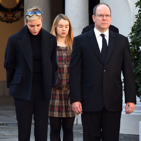 La princesse Charlene de Monaco et le prince Albert II de Monaco, accompagnés par la princesse Caroline et la princesse Alexandra de Hanovre, ont respecté une minute de silence dans la cour d'honneur du palais princier le 16 novembre 2015 à midi, à la mémoire des victimes des attentats perpétrés à Paris le 13 novembre. © Bruno Bebert / Bestimage