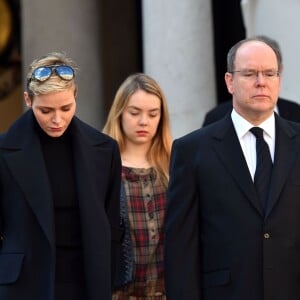 La princesse Charlene de Monaco et le prince Albert II de Monaco, accompagnés par la princesse Caroline et la princesse Alexandra de Hanovre, ont respecté une minute de silence dans la cour d'honneur du palais princier le 16 novembre 2015 à midi, à la mémoire des victimes des attentats perpétrés à Paris le 13 novembre. © Bruno Bebert / Bestimage