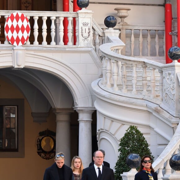 La princesse Charlene de Monaco et le prince Albert II de Monaco, accompagnés par la princesse Caroline et la princesse Alexandra de Hanovre, ont respecté une minute de silence dans la cour d'honneur du palais princier le 16 novembre 2015 à midi, à la mémoire des victimes des attentats perpétrés à Paris le 13 novembre. © Bruno Bebert / Bestimage