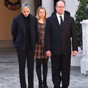 La princesse Charlene de Monaco et le prince Albert II de Monaco, accompagnés par la princesse Caroline et la princesse Alexandra de Hanovre, ont respecté une minute de silence dans la cour d'honneur du palais princier le 16 novembre 2015 à midi, à la mémoire des victimes des attentats perpétrés à Paris le 13 novembre. © Bruno Bebert / Bestimage