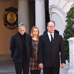 La princesse Charlene de Monaco et le prince Albert II de Monaco, accompagnés par la princesse Caroline et la princesse Alexandra de Hanovre, ont respecté une minute de silence dans la cour d'honneur du palais princier le 16 novembre 2015 à midi, à la mémoire des victimes des attentats perpétrés à Paris le 13 novembre. © Bruno Bebert / Bestimage