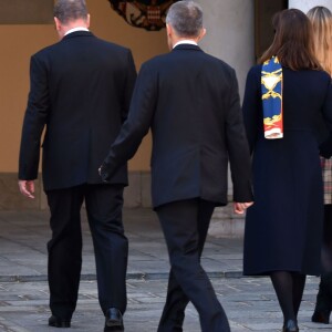 La princesse Charlene de Monaco et le prince Albert II de Monaco, accompagnés par la princesse Caroline et la princesse Alexandra de Hanovre, ont respecté une minute de silence dans la cour d'honneur du palais princier le 16 novembre 2015 à midi, à la mémoire des victimes des attentats perpétrés à Paris le 13 novembre. © Bruno Bebert / Bestimage