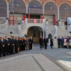 La princesse Charlene de Monaco et le prince Albert II de Monaco, accompagnés par la princesse Caroline et la princesse Alexandra de Hanovre, ont respecté une minute de silence dans la cour d'honneur du palais princier le 16 novembre 2015 à midi, à la mémoire des victimes des attentats perpétrés à Paris le 13 novembre. © Bruno Bebert / Bestimage